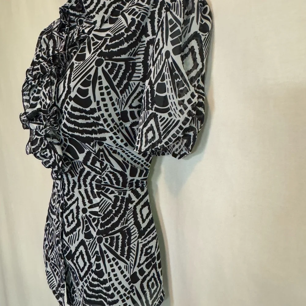 H-21 Spense Black & White Ruffled Lined Short Sleeve Button Down Blouse‎ Size M